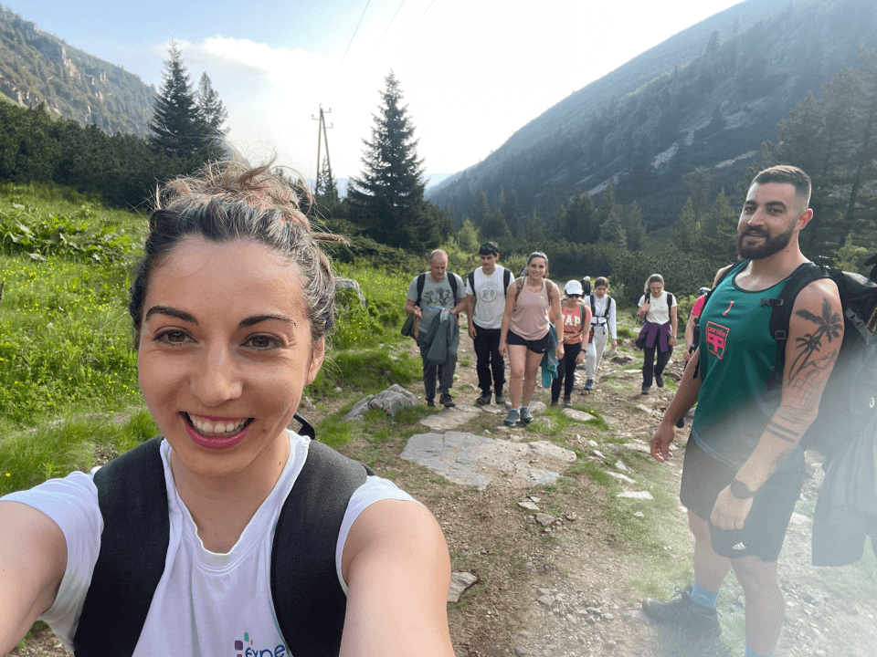 mountain-hike-group